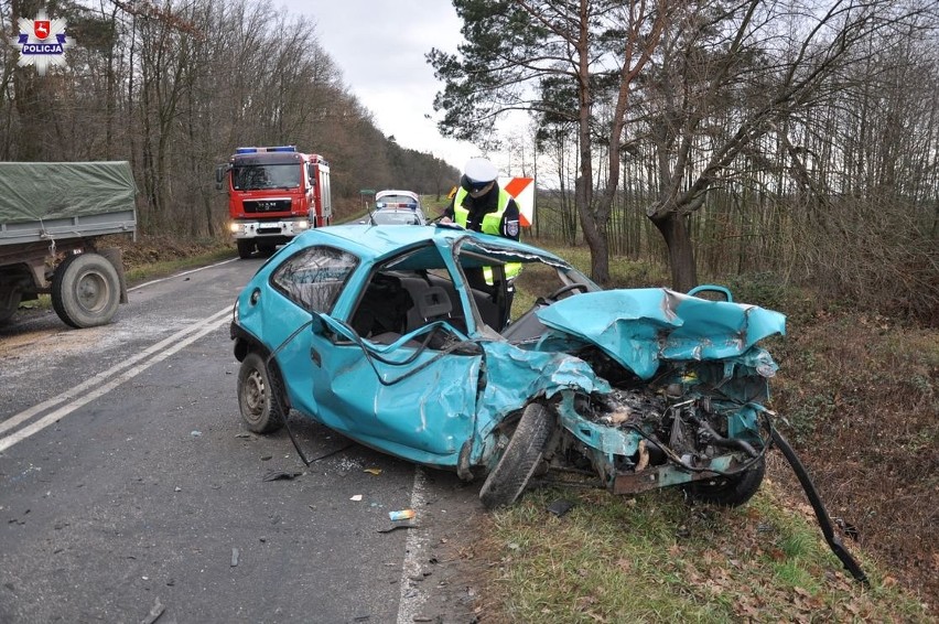 Wypadek w Wólce Pukarzowskiej. Czołowe zderzenie traktora z osobowym oplem. Jedna osoba ranna (ZDJĘCIA)