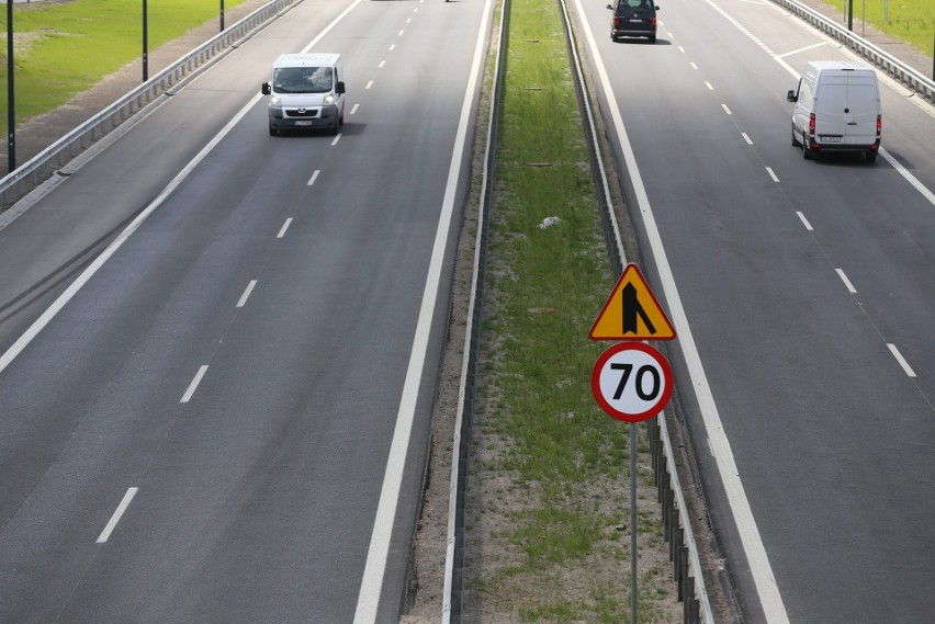 Ograniczenie do 70 km/h zostało przed miejscem gdzie do...