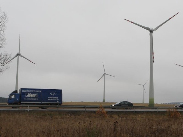 Farmy wiatrowe z powodzeniem funkcjonują w innych gminach regionu (na zdjęciu wiatraki z gminy Potęgowo). W gminie Ustka przez opór mieszkańców do tej pory nie powstała ani jedna.  Fot. l.ukasz Capar 