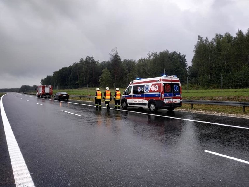 Karambol na A4. Droga była zablokowana w obu kierunkach, zderzyło się sześć samochodów, dziesięć osób rannych