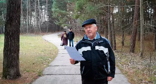 Jan Durański często korzysta z przejścia przez lasek. Zimą i jesienią bardzo szybko robi się ciemno i wtedy trzeba iść po omacku. Nie ma żadnej latarni oświetlającej ścieżkę. To powinno się zmienić