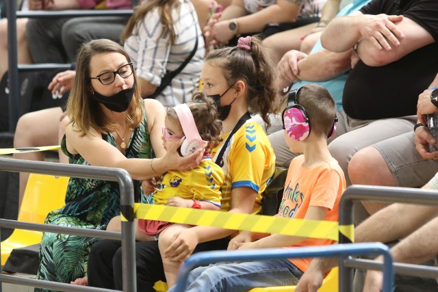 W niedzielę piłkarze ręczni Łomża Vive Kielce pokonali po rzutach karnych Orlen Wisłę Płock, a potem odebrali złote medale mistrzostw Polski, 18. w historii klubu. Pierwszy raz od ponad ośmiu miesięcy w Hali Legionów pojawili się kibice. Byłeś na meczu? Byli twoi znajomi? Zobacz zdjęcia trybun. >>>>>>>>>Zobacz kolejne zdjęcia. Przesuwaj zdjęcia w prawo - naciśnij strzałkę lub przycisk NASTĘPNE GDZIE SĄ CHŁOPCY Z TAMTYCH LAT, CZYLI CO DZIŚ ROBIĄ BYŁE GWIAZDY VIVE KIELCE [ZDJĘCIA] [B]POLECAMY RÓWNIEŻ:[/B][tabela][tr][td sz=300]IGOR KARACIĆ SIĘ ZARĘCZYŁ. ZOBACZ JEGO PIĘKNĄ WYBRANKĘ[/td][td sz=300]PIĘKNOŚĆ Z UKRAINY. ZOBACZ PARTNERKĘ ARTIOMA KARALIOKA[/td][/tr][td]BYŁY ZAWODNIK VIVE KIELCE JEST CZOŁOWYM POKERZYSTĄ ŚWIATA. WYGRYWA MILIONY DOLARÓW