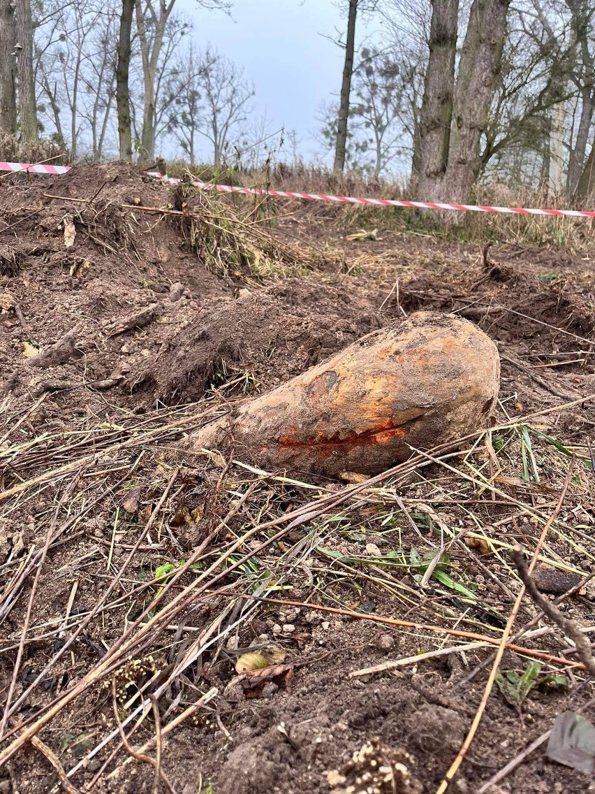 Tajemnicze pojemniki pod Wrocławiem. Interweniowali saperzy [ZDJĘCIA]