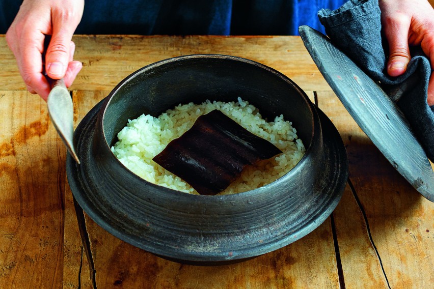 Opłukany ryż gotowany jest z sake i z wodorostem kombu.