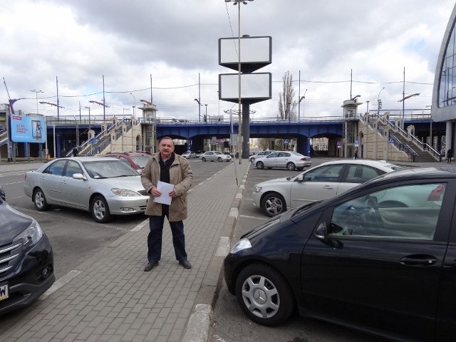 Zamiast prawie 40 samochodów na parkingu stoi tylko do 10 pojazdów. Według Stanisława Wiśniewskiego to przez przedłużające się remonty i zwężenie oraz zamykanie ul. Dworcowej.