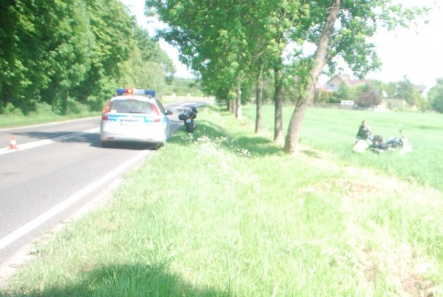 55-latek stracił nagle panowanie nad motocyklem i wylądował w przydrożnym rowie. Doznał złamania kości udowej i obojczyka.