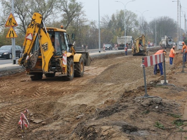 Ulica będzie miała po dwa pasy ruchu w każdą stronę, chodniki wraz z oświetleniem i ścieżki rowerowe.