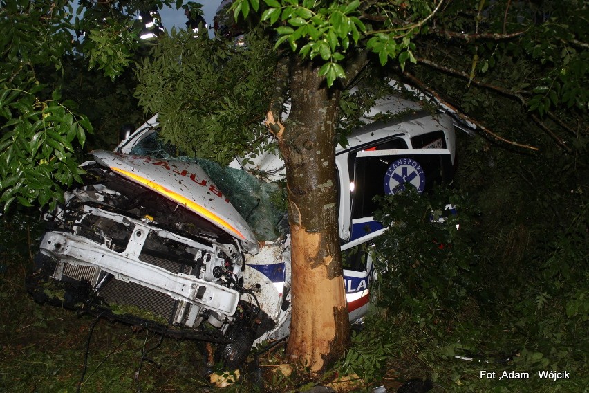 Ambulans zjechał na pobocze i uderzył w drzewo. Do zdarzenia...