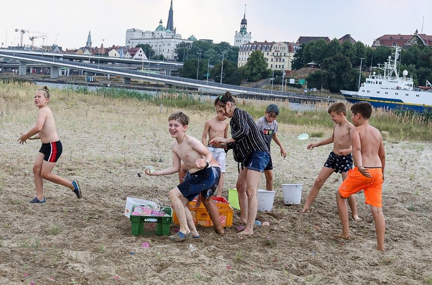 Bitwa na balony z wodą na Wyspie Grodzkiej w Szczecinie. Zobaczcie zdjęcia