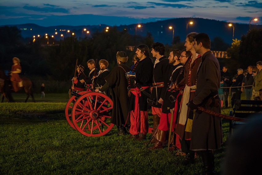 Nowy Sącz. Nocne widowisko pod Basztą Kowalską [ZDJĘCIA, WIDEO]