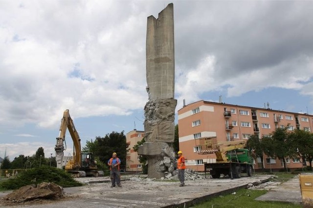 Na skwerze przy ulicy Grochowskiej w Poznaniu zburzono pomnik gen. Karola Świerczewskiego
