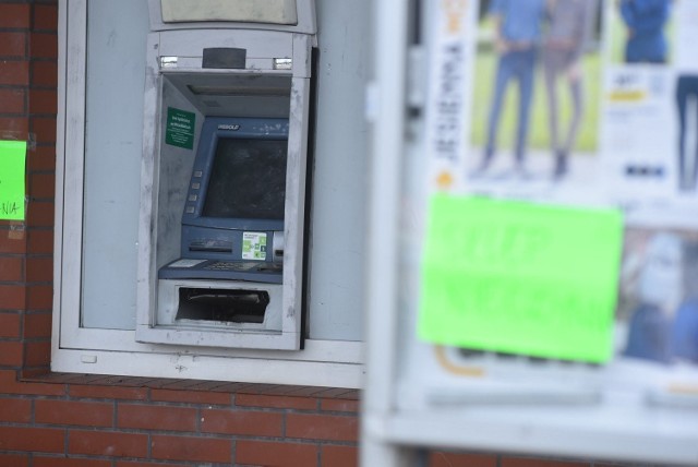 37-latek, mieszkaniec powiatu koszalińskiego, odpowie za próby włamania do bankomatów na terenie powiatu kołobrzeskiego.Czytaj dalej na kolejnej stronie>>> Zobacz także: Koszalin: Wyrok w sprawie oszustw na fałszywego policjanta