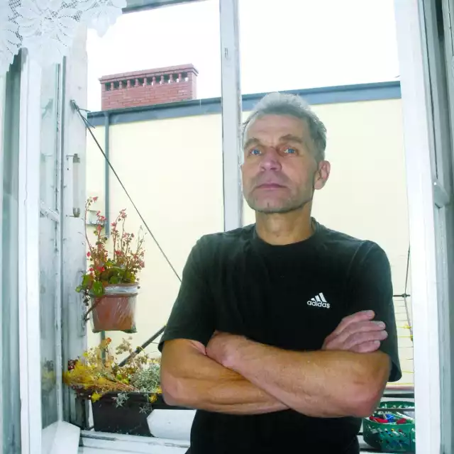 Zenon Włodarczyk w swoim mieszkaniu.