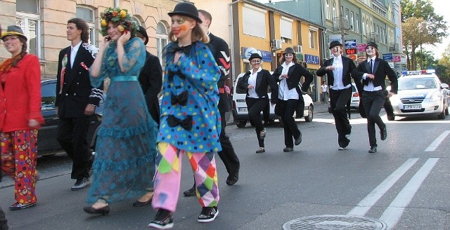 Festiwal rozpoczął kolorowy korowód, który przeszedł ulicami Białegostoku