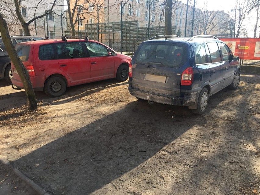 Na Leśnym urządzili sobie pod szkołą dziki parking