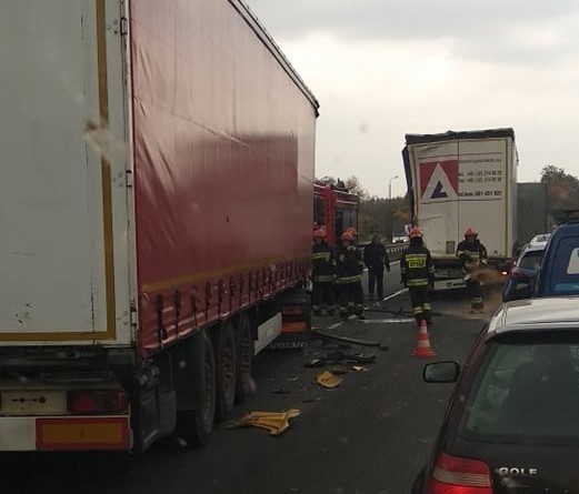 Wypadek na S1 w Dąbrowie Górniczej. Zderzyły się dwa TIR-y i zablokowały dwa pasy. Utworzył się ogromny korek ZDJĘCIA 