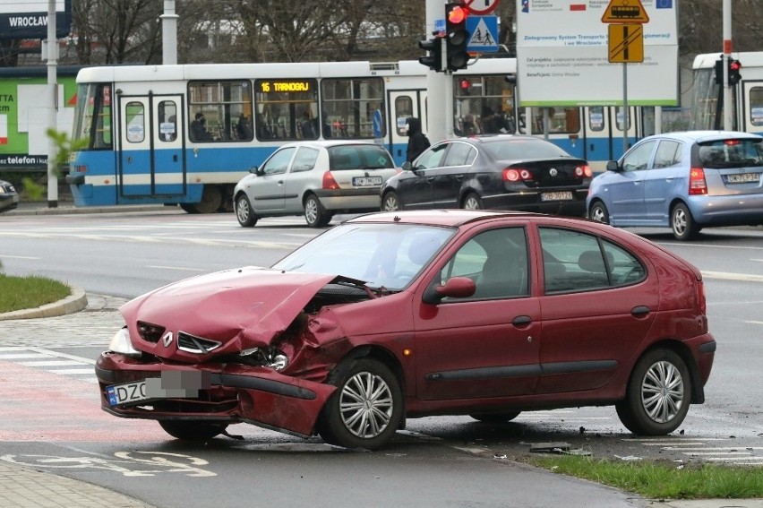 Wypadek dwóch samochodów przy dworcu głównym PKP (ZDJĘCIA)