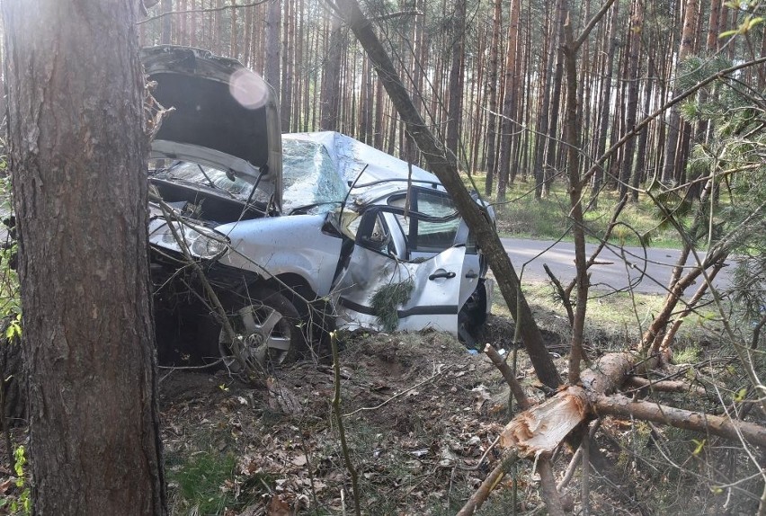 Wypadek w Radawie. 20-letni kierowca z gm. Wiązownica uderzył w drzewo. Młody człowiek zginął na miejscu [ZDJĘCIA]