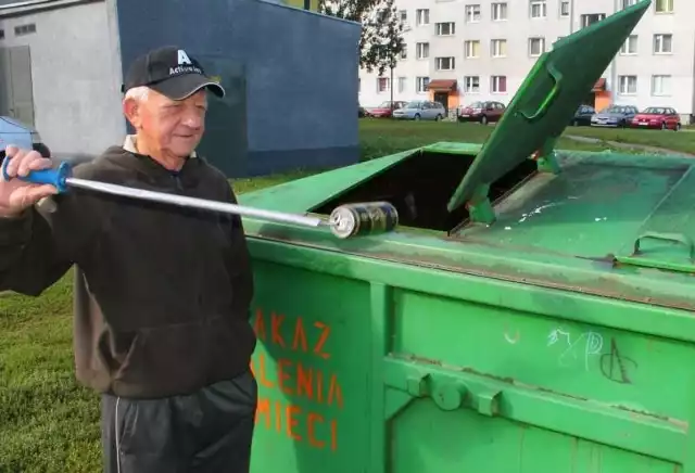 - Do wyciągania puszek z kontenera używam haka, który sam zrobiłem - mówi pan Stanisław. - Można się zdziwić, jakie ludzie wyrzucają rzeczy do śmietnika.