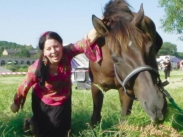 Przed laty koń był nieodłącznym towarzyszem cygańskiego życia w taborze. Dziś Cyganie żyją już w miastach. Koń pojawia się jako "dodatek&#8221; do imprez prezentujących romską kulturę, jak choćby gorzowskie Romane Dyvesa.