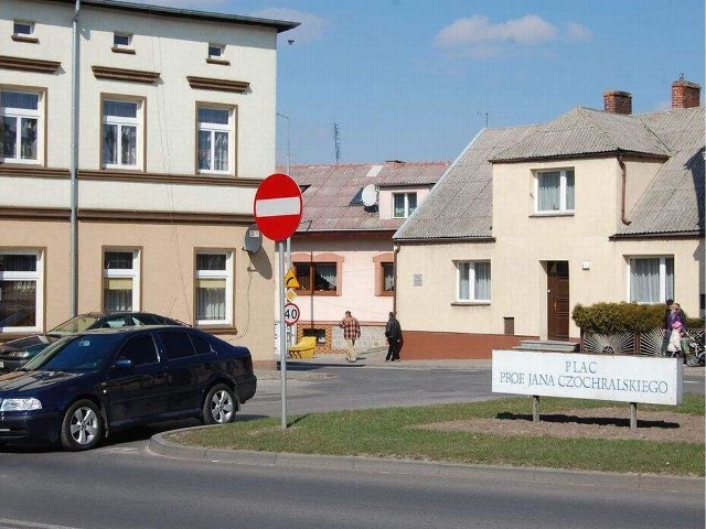 Odwiedzający Kcynię na każdym kroku stykają się z nazwiskiem uczonego. Są witacze na drogach dojazdowych i plac jego imienia w centrum.