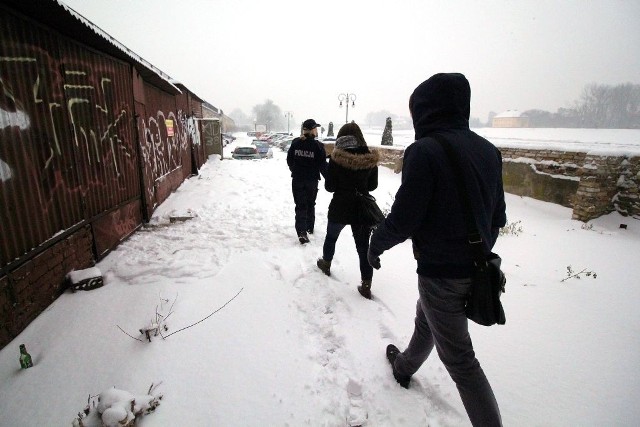 Celem codziennych kontroli miejsc, gdzie mogą przebywać bezdomni jest pomoc i namówienie napotkanych osób na skorzystanie z noclegowni. W poniedziałek, 18 stycznia lubuscy policjanci dotarli do 211 takich miejsc. Natrafili tam na łącznie 23 osoby, z których siedem skorzystało z pomocy i trafiło do noclegowni. Pięciu musiało wytrzeźwieć, a jedna osoba trafiła do szpitala. Na szczęście nie było żadnego przypadku wychłodzenia organizmu.Lubuscy policjanci sprawdzają miejsca, gdzie przebywają bezdomni już od jesieni zeszłego roku. Codziennie pomagają kilkunastu osobom. Przy minusowej temperaturze nie trzeba dużo, aby organizm uległ niebezpiecznemu wychłodzeniu. Mundurowi zwracają też uwagę na osoby nietrzeźwe, które nie potrafią samodzielnie wrócić do domu i śpią na ławkach czy trawnikach. Sprawdzają więc także parki, czy skwery. Oczekują też na informacje od mieszkańców. - Nie bądźmy obojętni, poinformowanie służb i interwencja policjantów może uratować komuś życie - informuje st. sierż. Grzegorz Jaroszewicz z lubuskiej policji.