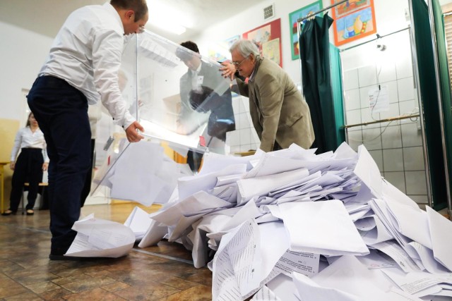 Przez całą noc trwało liczenie głosów oddanych przez wyborców