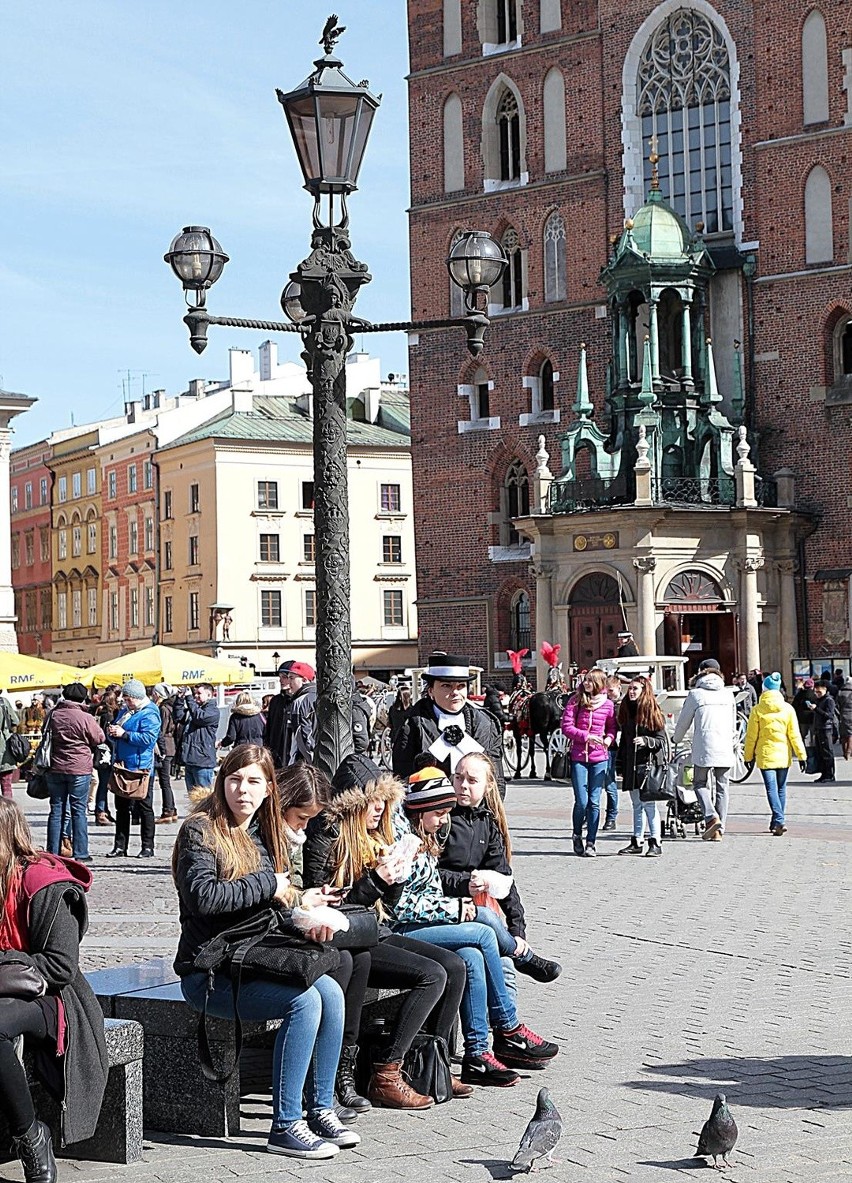 Świąteczny spacer po Rynku Głównym [ZDJĘCIA]