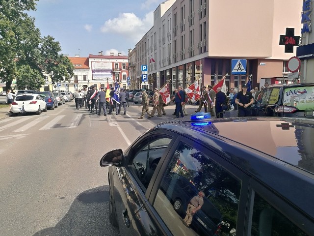 Przy Pomniku Żołnierza Polskiego na Placu Wolności we Włocławku odbyły się dzisiaj uroczystości miejskie upamiętniające 79. rocznicę wybuchu II wojny światowej. Licznie zgromadzone delegacje i mieszkańcy złożyli hołd ofiarom wojny - obrońcom naszej ojczyzny. W uroczystości nie mogło zabraknąć służb mundurowych- Uroczystości rozpoczęły przemarszem pod pomnik pocztów sztandarowych i delegacji, który zabezpieczali włocławscy policjanci. Po wygłoszeniu oficjalnego przemówienia przez prezydenta Włocławka Marka Wojtkowskiego delegacje złożyły kwiaty pod pomnikiem. Wśród składających hołd ofiarom wojny znaleźli się przedstawiciele parlamentu, władz wojewódzkich i samorządowych, stowarzyszeń, kombatantów, instytucji, mieszkańców oraz służb mundurowych - relacjonuje sierż. Tomasz Tomaszewski z Zespołu Komunikacji Społecznej KMP we Włocławku.FLESZ: Autostrady, bramki, systemy płatności - jak ominąć korki?