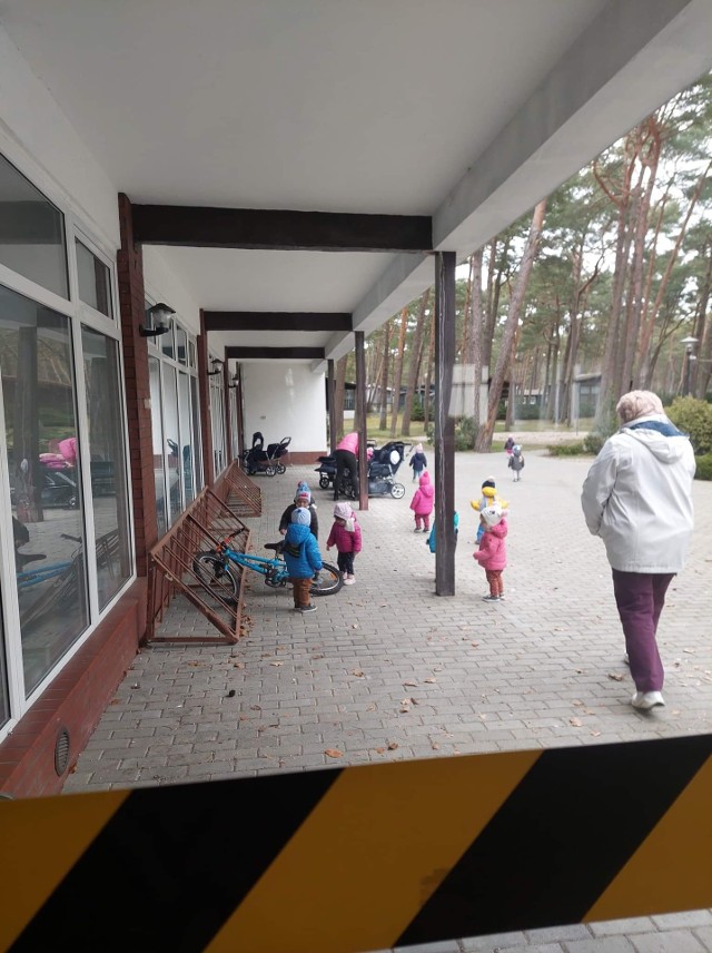 Ponad 11 tysięcy złotych zebrali pracownicy Wojewódzkiego Szpitala Specjalistycznego w Słupsku na pomoc dzieciom uchodźcom z Ukrainy. Wsparciem zostali objęci pensjonariusze ukraińskich domów dziecka, które ewakuowano do ośrodków wypoczynkowych w Ustce i Rowach.