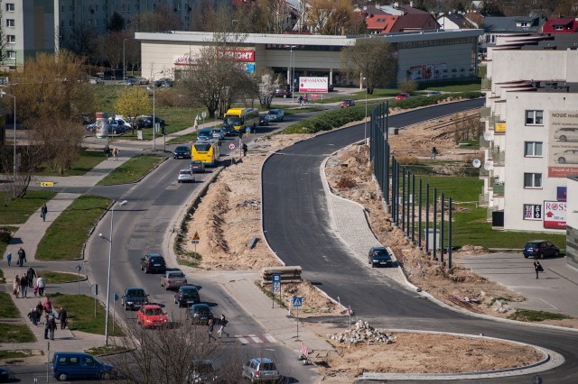 Na ul. 11 Listopada i Koszalińskiej spotęgują się problemy, bo dziś ruch ma przejść ze starych na nowe nitki budowanego ringu.