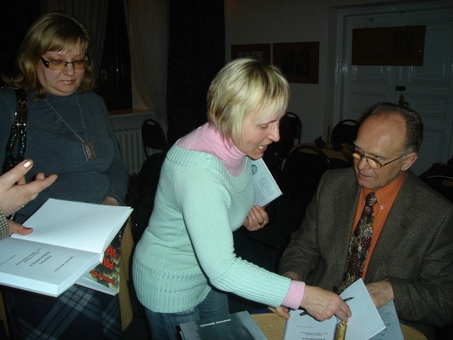 Po spotkaniu Zbigniew Branach podpisywał swoje książki .