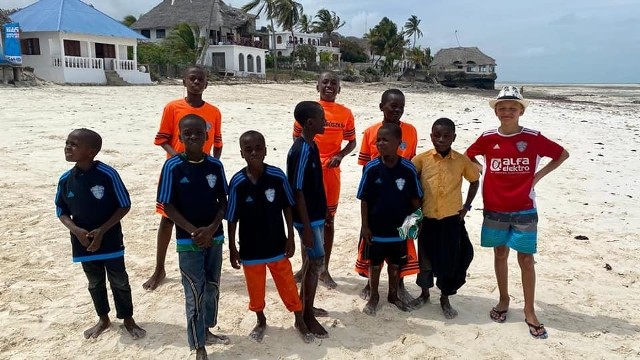 Dzieci z Zanzibaru były bardzo zadowolone z podarunku sprezentowanego im przez Pomologię Prószków.