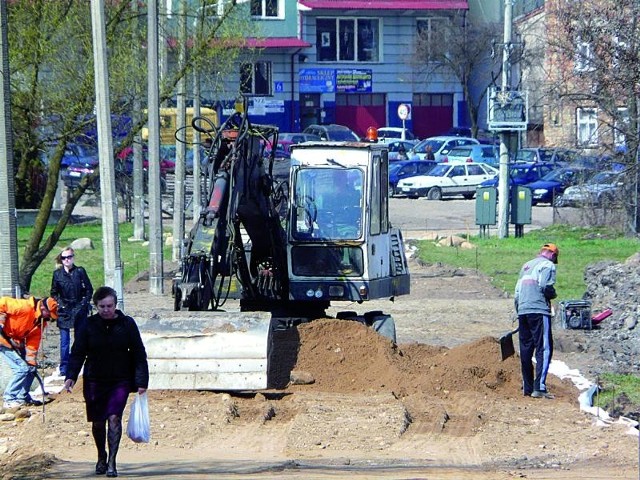 Sprzęt ciężki wjechał do Parku Central na początku kwietnia. W czerwcu w tym miejscu ma być już położony chodnik.