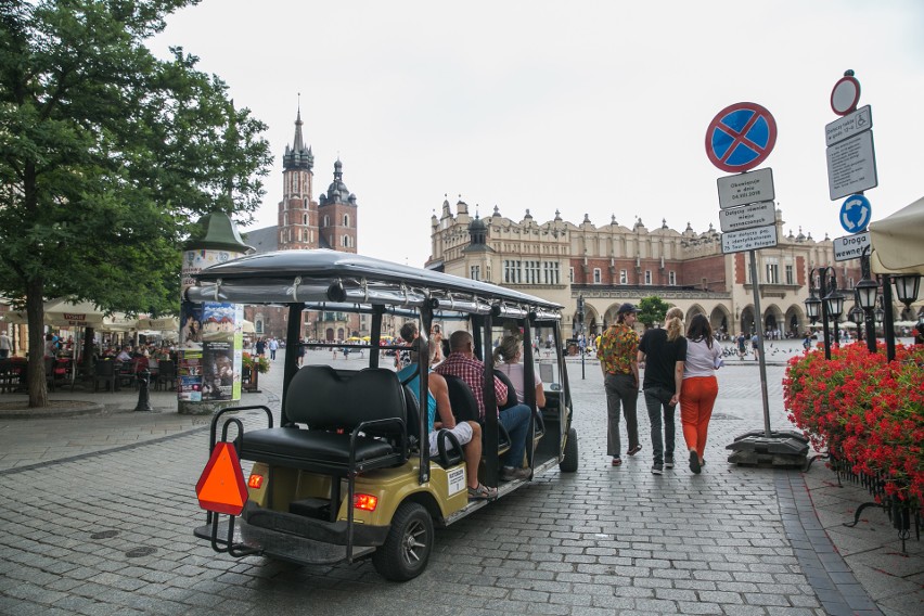 Meleksiarze ignorują nowe przepisy. Chaos w centrum Krakowa trwa