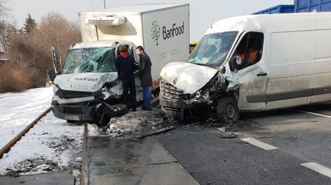 Wypadek w Tychach: zderzyły się dwa samochody dostawcze. Są utrudnienia w ruchu