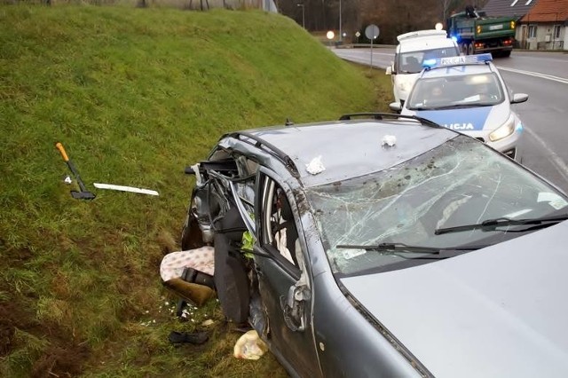 Ukradł auto i spowodował nim kolizję w Bydlinie. Był pijany i nie miał uprawnień do kierowania samochodem. Usłyszał zarzuty (zdjęcia)