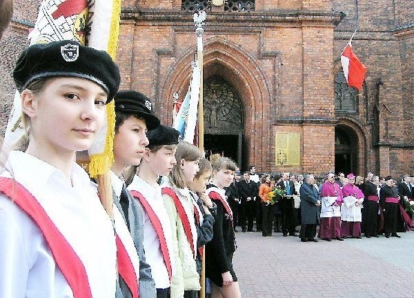 Na zdjęciu na pierwszym planie: poczet  sztandarowy Szkoły Podstawowej nr 10 we  Włocławku.