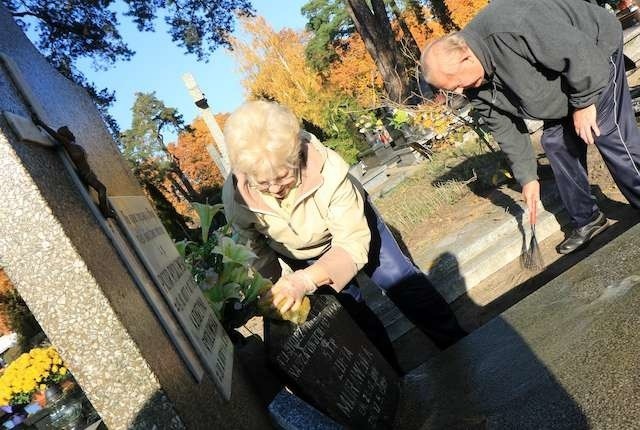 Na toruńskich cmentarzach trwają jesienne porządki. O miejsce spoczynku bliskich troszczy się między innymi pani  Maria Murawska