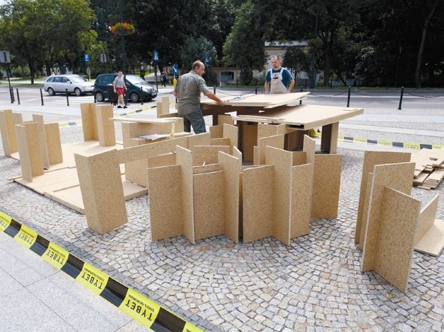 Od poniedziałku na placu przed białostocką katedrą można oglądać pracę " Otwarte mieszkanie" artysty z Mołdawii Stefana Rusu.