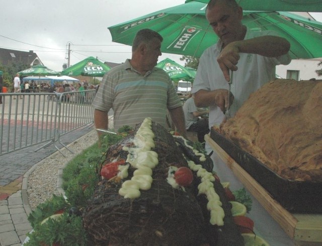 Józef Matkowski na Święto Ryby złowił i przygotował 35-kilogramowego suma. Potrawa wyglądała imponująco. Z prawej Krzysztof Wróblewski, szwagier p. Józefa, który kroił przygotowanego prosiaka.