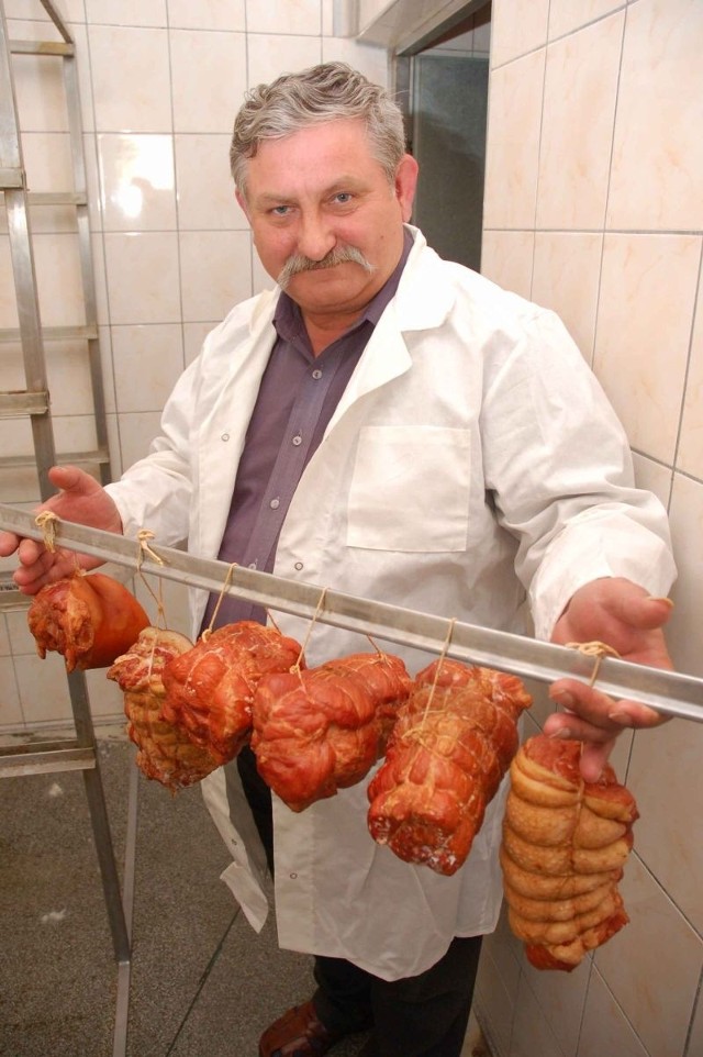 - Najważniejsze to dobre mięso. Najlepsza jest szynka ze  świnia wyhodowanej na gospodarstwie u chłopa &#8211; tłumaczy Mieczysław Podgórski.