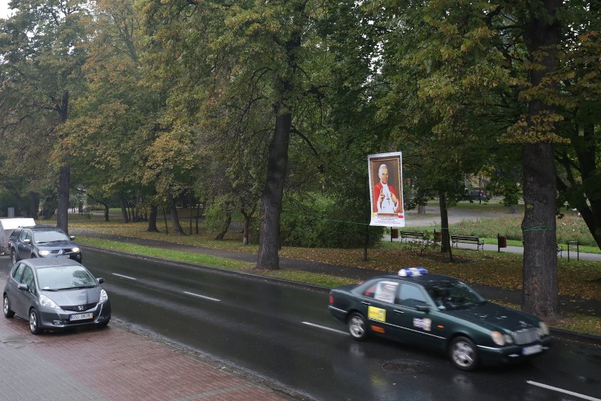 Wizerunek Jana Pawła II znowu wisi w publicznym miejscu w Słupsku 