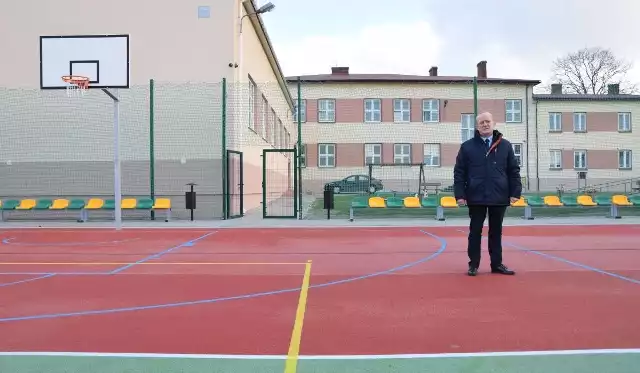Jerzy Suliga, dyrektor szkoły i nauczyciel wychowania fizycznego jest bardzo zadowolony z nowego boiska wielofunkcyjnego, które powstało w Bebelnie.