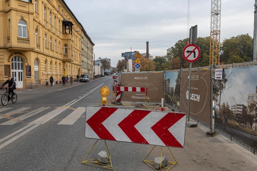 Uwaga kierowcy, na Królowej Jadwigi w Bydgoszczy cały czas trwają prace po awarii wodociągowej