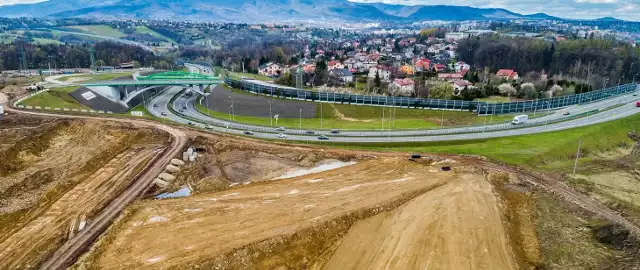 Słynny "zakręt idiotów" to bardzo ostry łuk, na którym przy nadmiernej prędkości łatwo wypaść z drogi. Obowiązuje tam ograniczenie prędkości do 60 km/hZobacz kolejne zdjęcia. Przesuwaj zdjęcia w prawo - naciśnij strzałkę lub przycisk NASTĘPNE