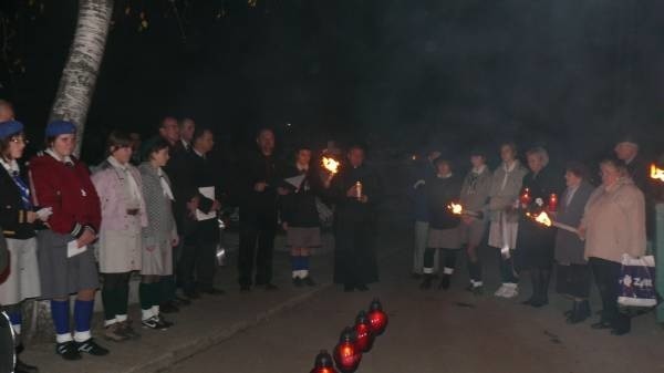 Kilkadziesiąt osób przyszło w poniedziałek na teren cmentarza parafialnego w Mielcu, aby uczestniczyć w wieczornicy patriotycznej.