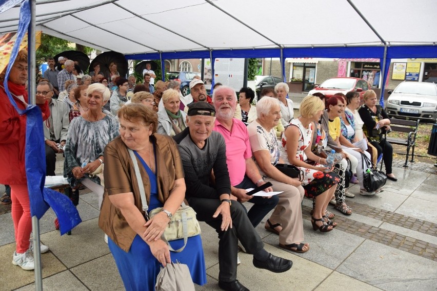 Krzeszowiccy seniorzy opanowali Rynek. Śpiewali, tańczyli, gimnastykowali się. Ta niedziela była dla nich