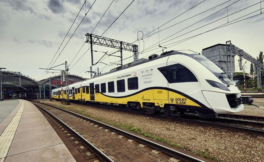 Pociąg Kolei Dolnośląskich na Dworcu Głównym we Wrocławiu.