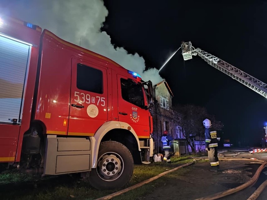 Pożar w Kłobuczynie. 13 osób musiało się ewakuować. Dach...